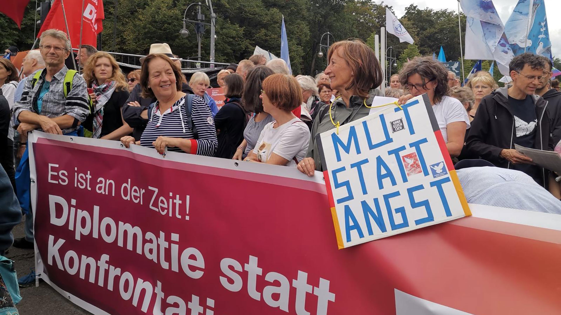 Friedensdemo in Berlin - Das BSW ist dabei
