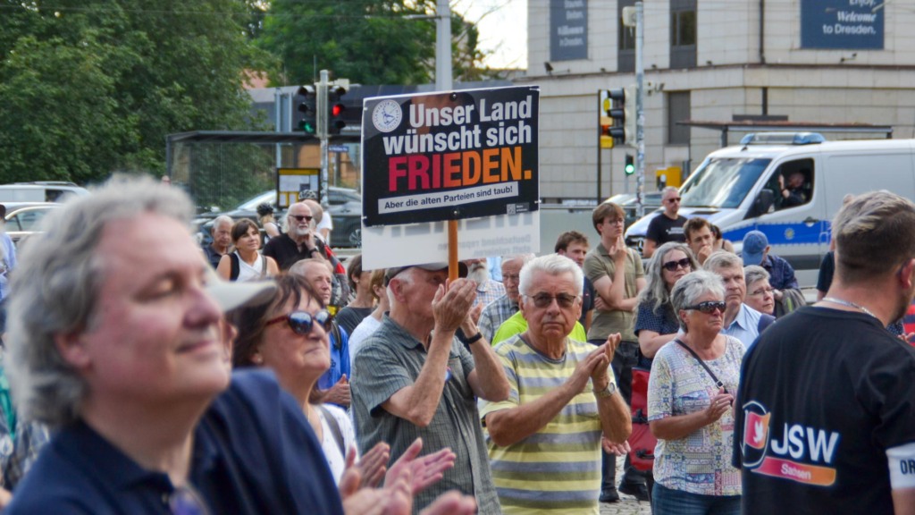 Demontration BSW "WM 2026 - Weg mit Merz" in Dresden am 11.07.2028