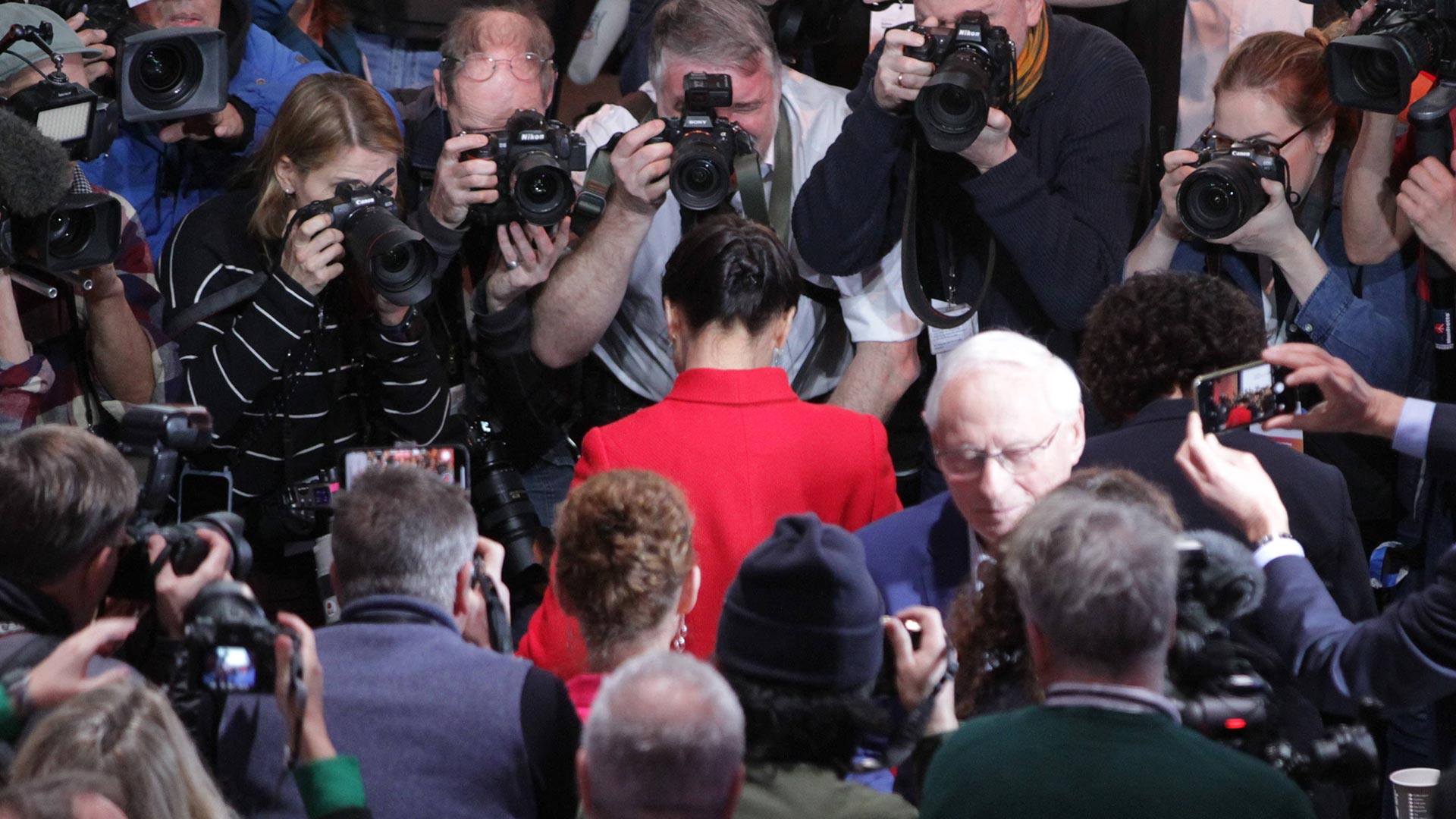 Sahra Wagenknecht mit vielen Fotografen steht für die Unterschiedlichkeiten der Partei