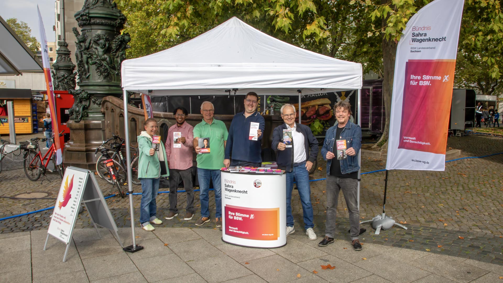 Infostand in Dresden am Goldenen Reiter am Tag der Deutschen Einheit