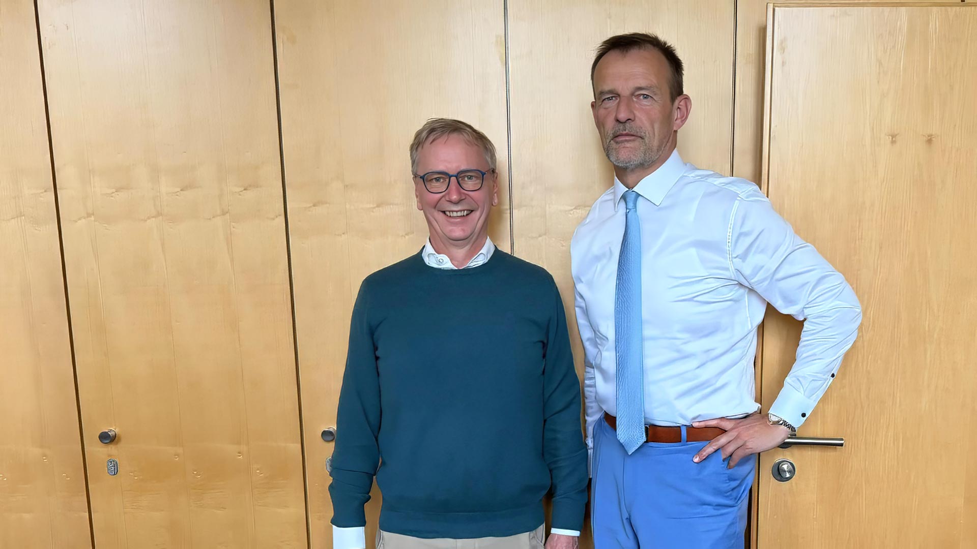 Professor Gerhard Fettweis und Professor Scheibe diskutieren über Spezial-Chips und Robotik