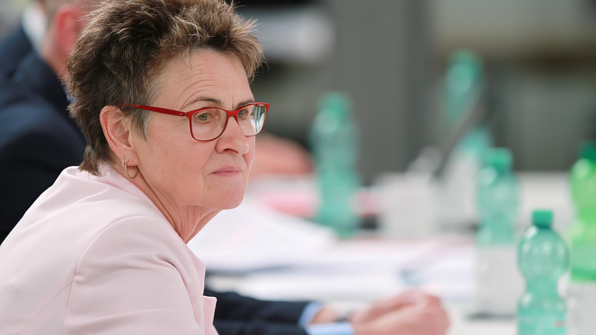 Sabine Zimmermann: Wie die Menschen auf den Krieg vorbereitet werden